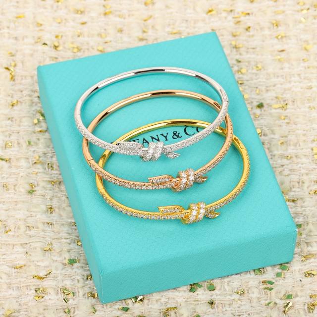 211740 我们出品 扭纹满钻手镯，只做对版的可以订制真金真钻，量大咨询客Fu Tiffany Knot 系列象征着爱的坚韧联结。Knot 系列灵感源自 18