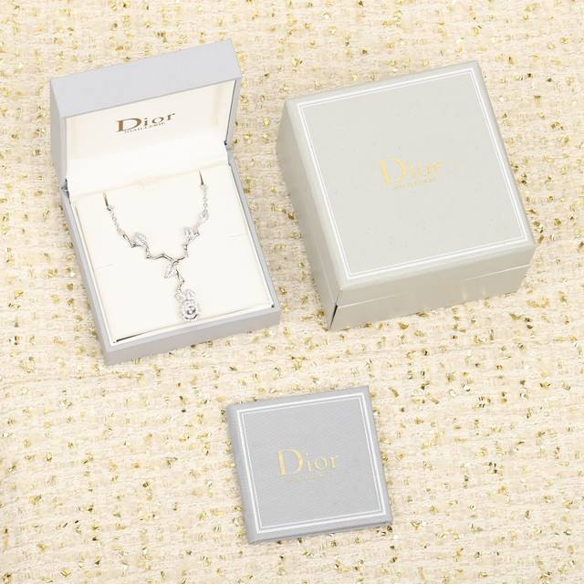 206192 我们出品 玫瑰花项链， 可订做18K真金真钻版，只做对版真金货，价询客Fu，Pk市面各种金货 Rose Dior Bagatelle 系列珠宝突显