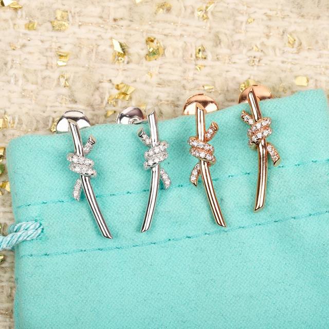 205951 我们出品 Knot耳环小号，可订做真金真钻，Pk市面各种金货量大咨询客Fu Knot耳环 很精致，也不会过细。工艺非常有讲究，弧度线条都是根据人体