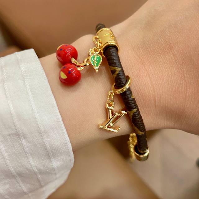 新品 2025新款 原单货 Lv宽版皮革纹印花手镯Louis Vuitton 路易威登 专柜一致材质 火爆款出货 设计独特 复古前卫。手镯精工版 从上市以来一直