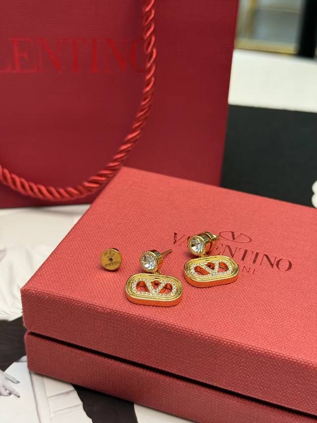 Valentino.华伦天奴专柜 新款2025火爆古钻抛弃了一贯的铆钉元素 化繁为简 更加精致耐看 浪漫情怀唯美主义 甜美清新款必备单品 精选正品一致材质搭配0