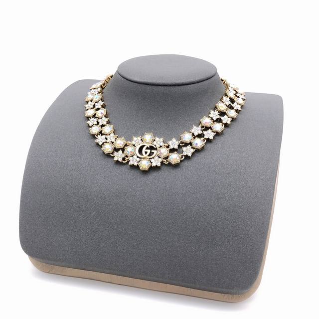 编号Gxl0065 Gucci 古驰 Gg时尚彩钻项链 绝对是古驰的风格夸张、重装饰、重色彩超级好看黄铜材质 街拍范儿十足