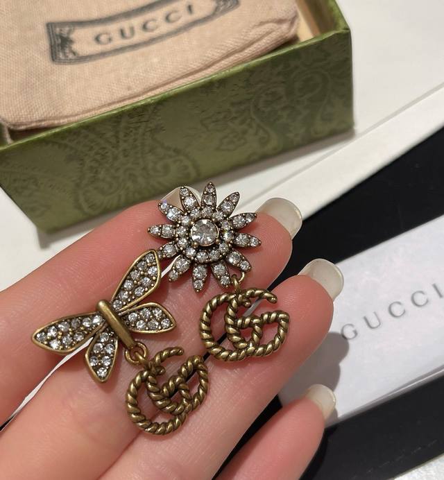 编号Ged0167 Gucci古驰新款 蝴蝶结双G互扣式耳钉 Gg Ab古铜 耳环 蝴蝶 太阳花 春天 万物复苏的季节