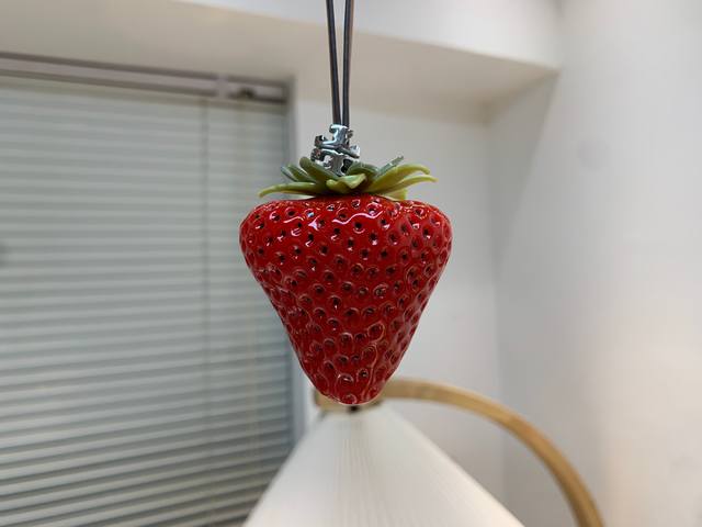 Tory Burch草莓包挂 红色 自从在小红书翻到这个草莓就觉得怎么这么好看，可可爱爱的，提着菜篮子来搭配试试看，也能搭配别的包，红色和粉色都很好看，红色草莓