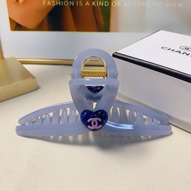 Chanel小香 Chanel发夹 醋酸心形抓夹气质百搭日常精致小单品 小仙女必入单品 宝藏款 闭眼入推荐款 单个 配发箍盒