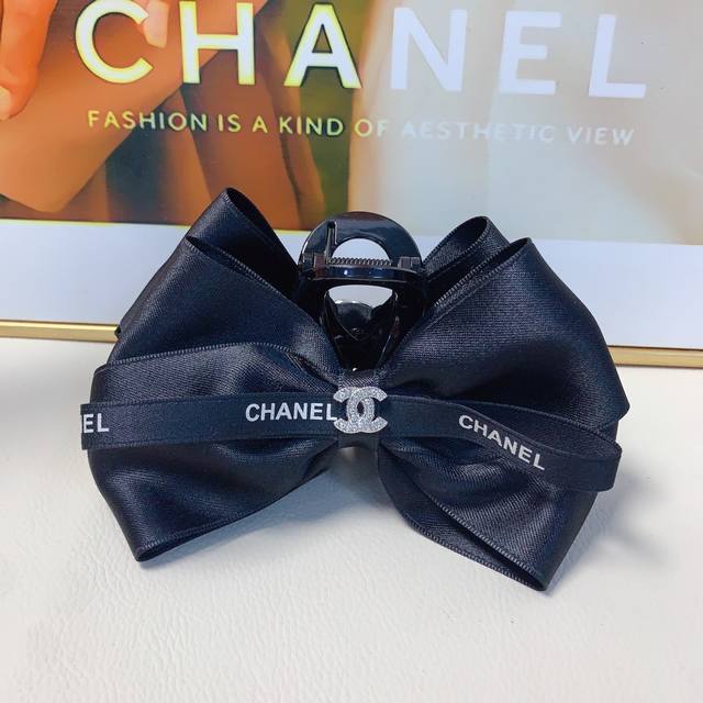 Chanel小香 Chanel抓夹 蝴蝶结Logo抓夹气质百搭日常精致小单品 小仙女必入单品 宝藏款 闭眼入推荐款 单个 配发箍盒