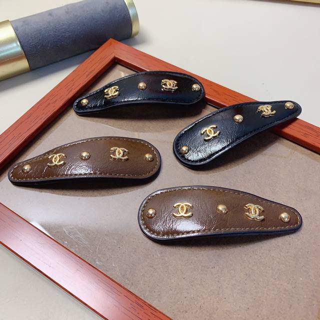 Chanel小香 Chanel发夹 牛皮Logo压夹Bb夹边夹日常精致小单品 气质百搭小仙女必入单品 宝藏款 闭眼入推荐款 一对