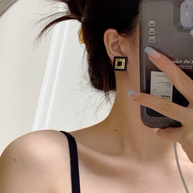 香奈儿Chanel双C黑色正方形耳钉超级精致 大小适中 非常日常百搭的一款 一眼爱上 自留自留 美美哒