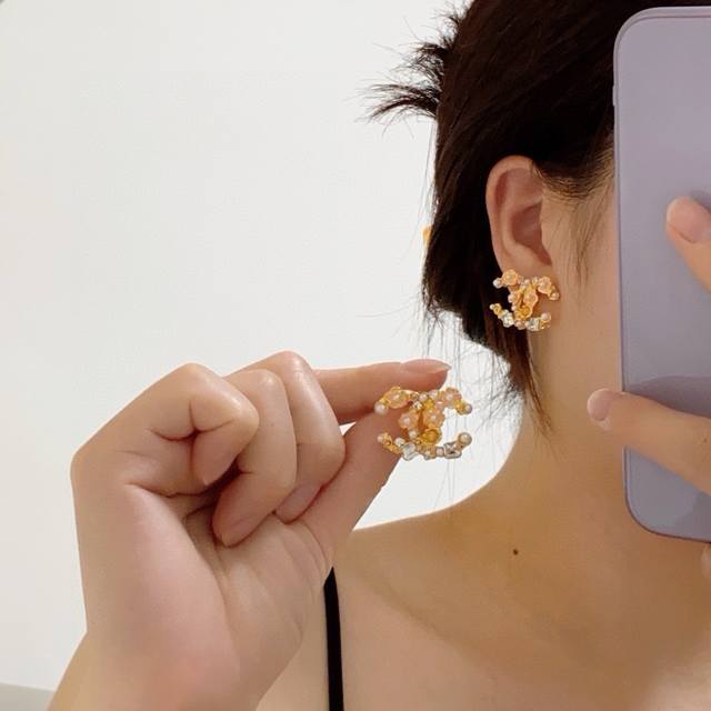 小香新款 Chanel香奈儿山茶花镶钻搭配珍珠耳钉 原版一摸一样的原单货！高端定制 每一个细节媲美专柜正品，业内仅此一家全世界专柜自购正品打版