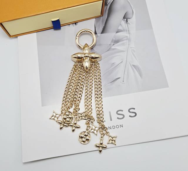 Midnight Pearl Chain包链 钥匙扣 以哥特风潮重绎品牌元素，为莹泽金属链条融入不对称链环，其间穿插Monogram花卉、Lvcircle标识与