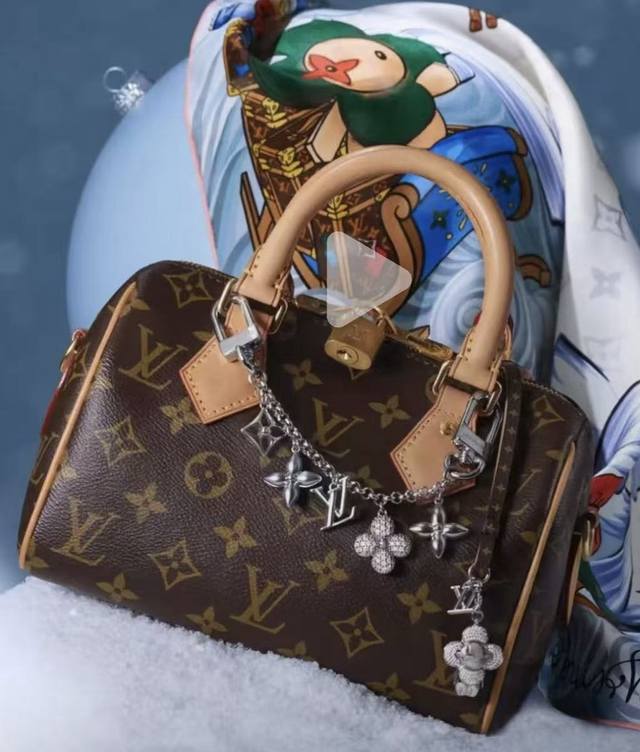 官网新款Lv包链钥匙扣 太阳花 二色路易威登 Sailor包链 挂饰 精选莹亮金属材质，老花点缀经典四叶花和Lv标志