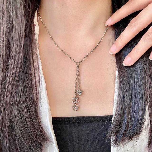 香奈儿爱心双C镶钻项链