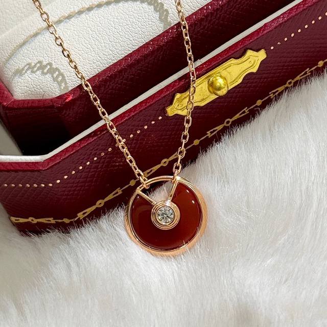 卡家 飞碟 护身符钻石 项链 顶级工艺定制 细节做工精细 寓意守护的珍珠母贝雕琢开启幸运的护身符，守护你的幸福 大牌风格 满钻设计 奢华升级炒鸡好看 质感超赞