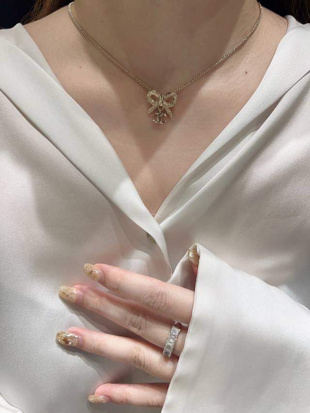 250584 我们出品 预售月底出货，Zp6240量大咨询客Fu Ch Nel蝴蝶结吊双C项链 本季必入爆款25K新款火到炸裂，美到窒息，不买真心对不起自己小小