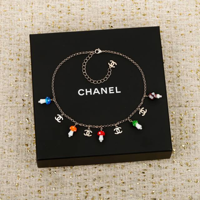 250557 我们出品 众多网红明星同款量大咨询客Fu 香 多彩蘑菇项链 太太太太爱啦过目不忘的定制彩色琉璃小蘑菇点缀！每一个小蘑菇都是琉璃师傅一个一个吹捏而成