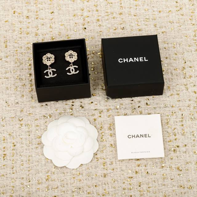 250553 我们出品 Zp6760，量大咨询客Fu 香 满钻双C纽扣花朵耳环 本季必入爆款25K新款耳钉，重磅推荐！万年经典款，这一季的设计，真的要给一万个款