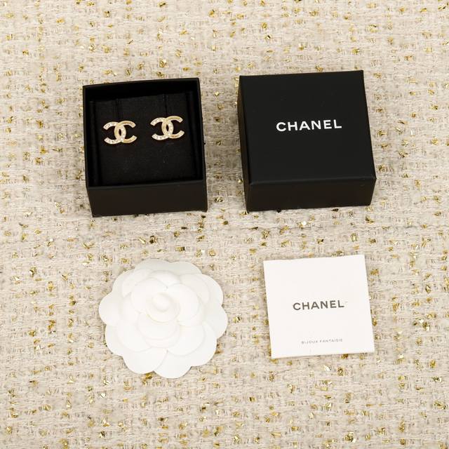 250563 我们出品 Zp6500，量大咨询客Fu 香 半钻双C耳钉 本季必入爆款25K新款老规矩先到先得！超级精致万年经典款，这一季的设计，真的要给一万个，