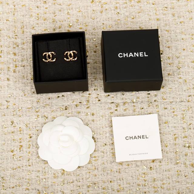 250567 我们出品 Zp5850，量大咨询客Fu 香 扭纹双C耳钉 本季必入爆款25K新款老规矩先到先得！超级精致万年经典款，这一季的设计，真的要给一万个，