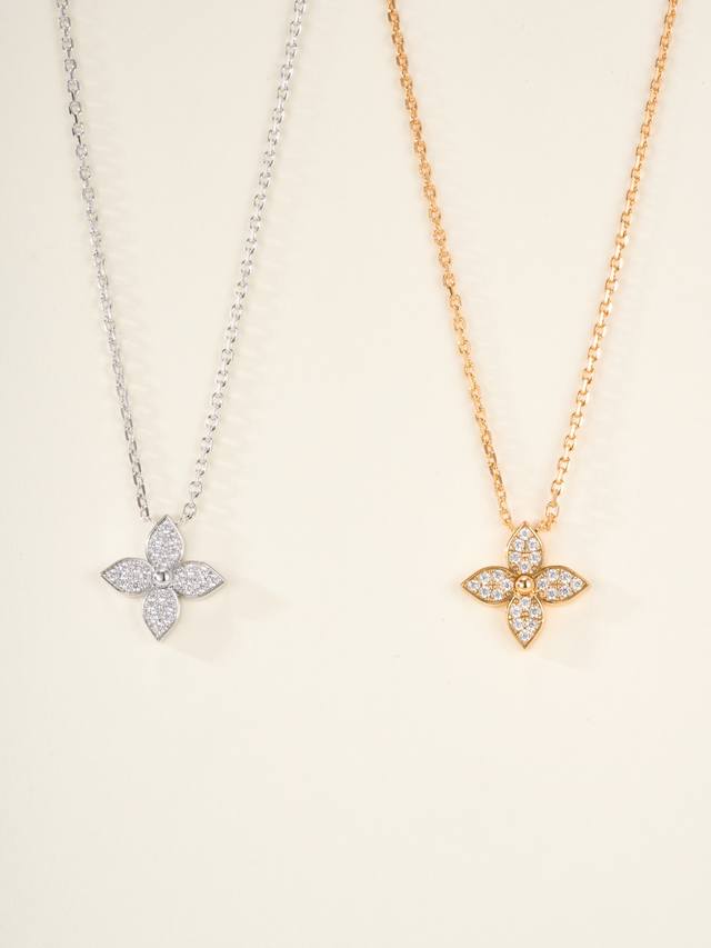 Star Blossom满钻项链 真的是满满的高级感 Cnc雕花工艺，一致Zp模版 经典老花的造型用在珠宝上也是格外的好看 极致无暇的珠宝工艺了～手工雕刻镶嵌，