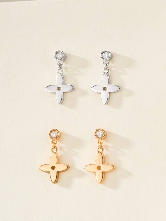 一见倾心的Lv 耳环，Idylle Blossom 系列花卉图案 18K玫瑰金电镀颜色，精细的手工制作 最迷的老花元素！太经典了叭！ 少女心十足，日常百搭可以不