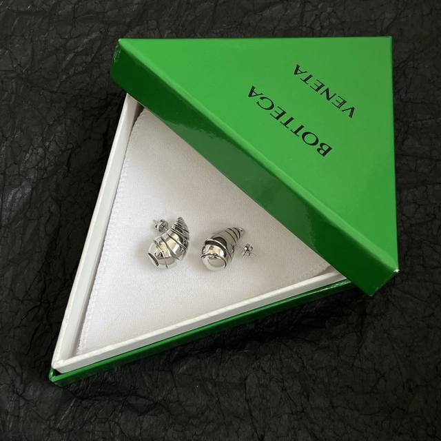 Bottega Veneta Bv 耳钉 金属感十足 特别特别赞，整体细节非常令人惊喜，设计感十足，必须为世家的设计点个大大的赞，不仅带出个人自信及品味，款式典