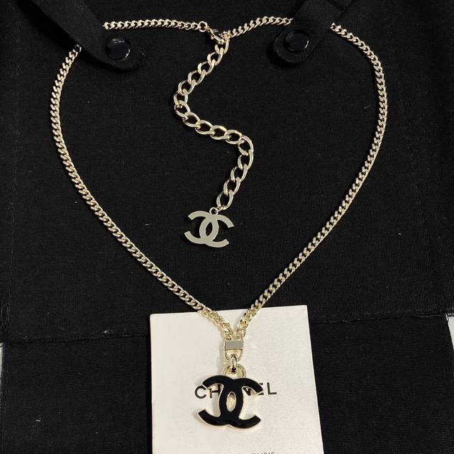 Xx0719 Ch Nel 香 儿 吊双C黑色珐琅项链 24P春夏最新款绝美系列！全网首发！老规矩先买先得闭眼冲太爱啦非常气质柔美！一致Zp施华洛世奇水晶实在是