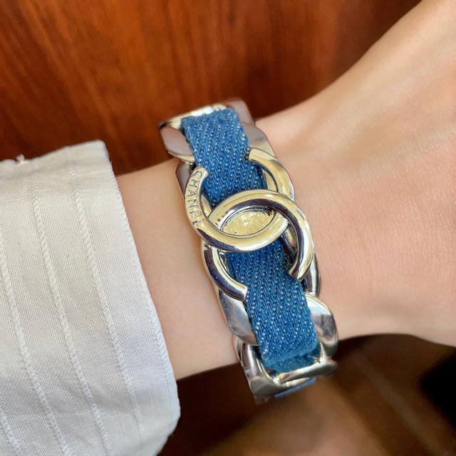 新品 小香风Chanel2025新款 原单货皮革手镯 专柜一致材质 火爆款出货 设计独特 复古前卫。手镯精工版 从上市以来一直深受Mm喜爱每一种颜色都有它独一无