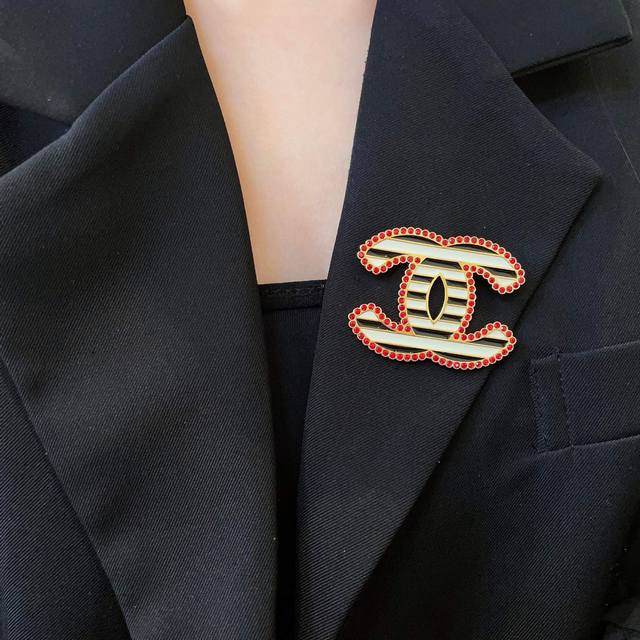 香奈儿双C镶钻胸针