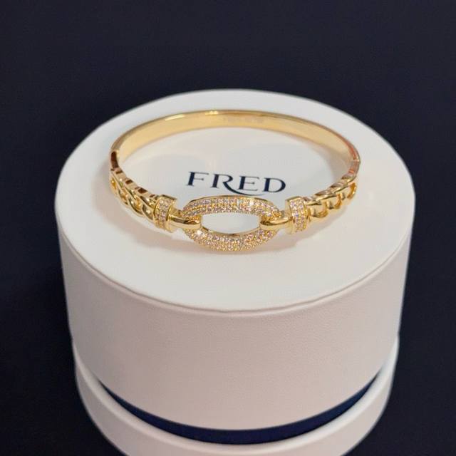 火爆 费雷德满钻马蹄扣手镯 经典百搭，网红达人 时尚一族备必单品，时尚精致，1：1对版定制，加厚电镀18K工艺，上手效果非常百搭！！