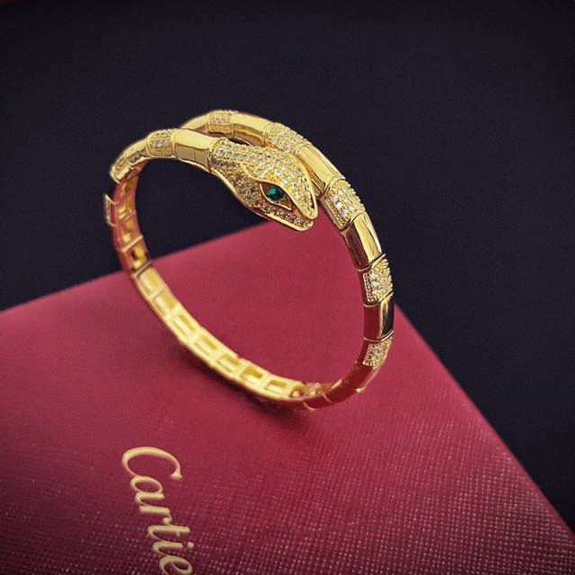 卡地亚蛇头镶钻手镯 高端定制版本 镶嵌钻工艺 V金材质 经典而时尚风格 用凌厉线条重构爱情美学！打破常规，镶嵌钻设计反而成就高级感天花板 无需浮华堆砌，爱本应纯