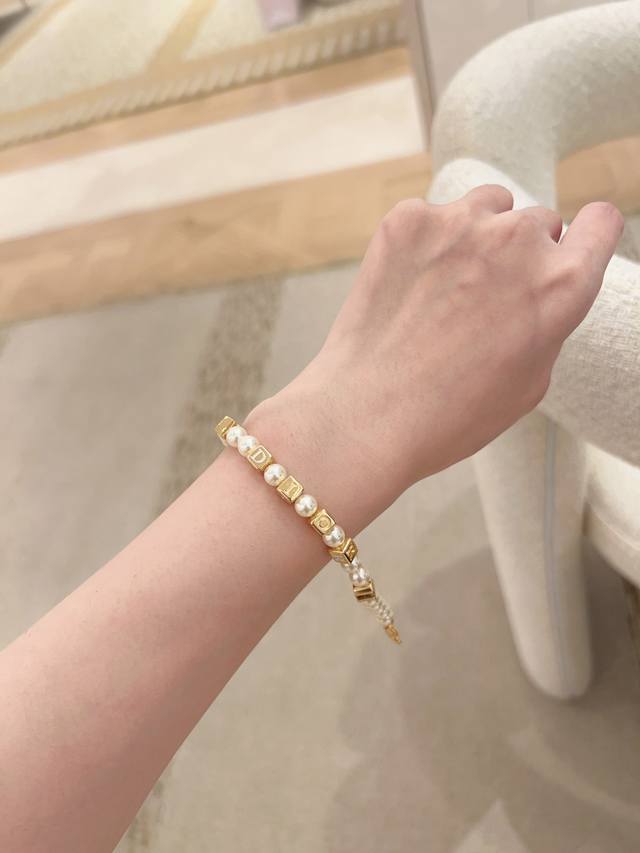 250581 我们出品 预售27号左右出货，Zp6050！量大咨询客Fu D 方粒珍珠手链 2025春夏最新款绝美系列！超可爱的粉方粒！立体的设计，每一颗方粒每