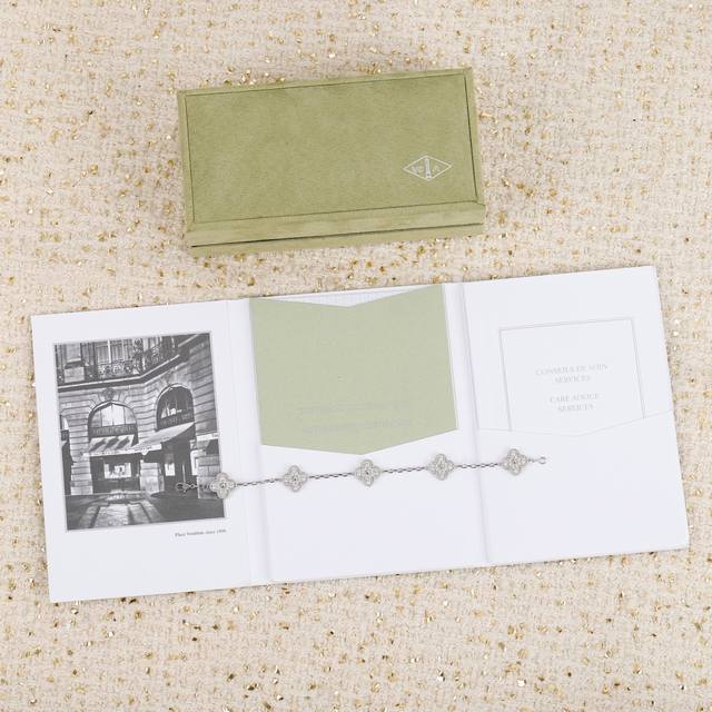 203344 我们出品 五花手链 Zp200000+，认准真正购入珠宝类Zp开发的，Zp购入单花满钻，5花天然石手链，可准确做出来这个5花满钻手链可订做真金真钻