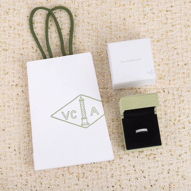 代购级别 Zp43940， 戴上它 去到Zp Sa会夸你的戒指真好看，真正对珠宝类Zp开发的，可订制真金真钻版本，莫桑钻版本，只对Zp做 灭世纯银精工版 美Si