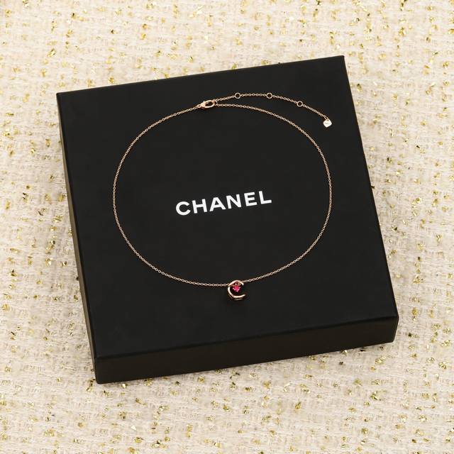 205995 我们出品 Coco 水冰月项链 Zp50 000+ 可以订制真金真钻，量大咨询客Fu Coco Crush项链 年1月1日元旦上市，有一个特别的昵