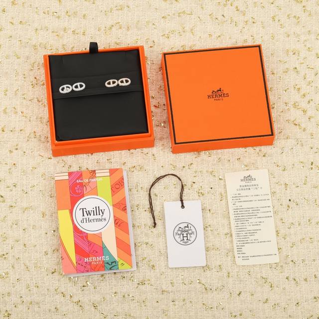 205134 我们出品 猪鼻子满钻耳钉 可订做真金真钻，只做对版Zp真金货，Pk市面各种金货量大咨询客Fu 可爱 猪鼻子 耳钉 可爱 精致 戴着舒很服 材质 9