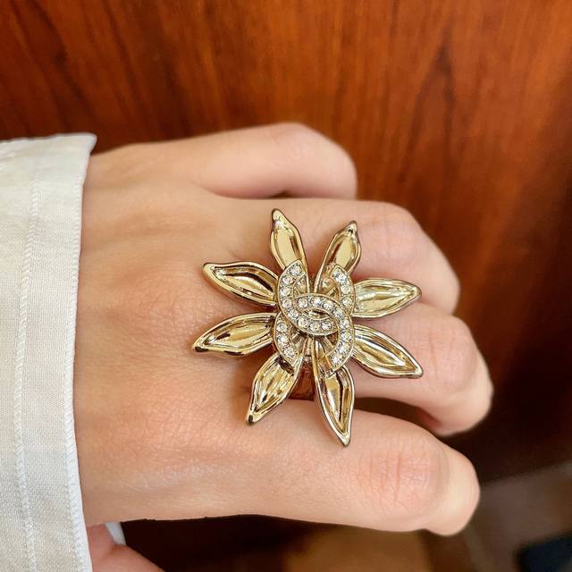 小香风Chanel字母双C造型戒指！一戴就忍不住想夸的一款，简约的设计，超精致又显手白，简直爱了！又可以跟其他款式叠搭一起，超级百搭～