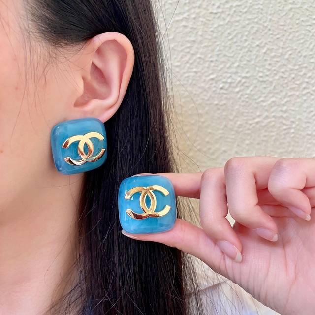 耳夹Chanel专柜最新款同步上新香奈儿耳夹耳环大牌香奶奶这个品牌在时尚女性当中绝对无所不知原版Logo字印都知道它的经典与岁月立体感超强 超好超抢手 黄铜材质
