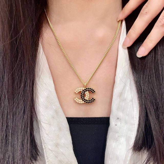 香奈儿珍珠双C拼色项链