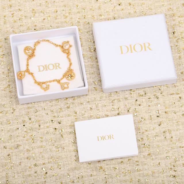 207943 我们出品 幸运手链，贵妇标配。可订做真金真钻版，只做对版真金货，价询客Fu 愛、玫瑰、鈴蘭、蜜蜂、羅盤和骷髏 迪奧先生 Christian Dio