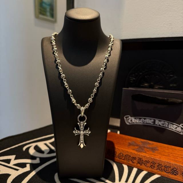 新款 专柜品质 Chrome Hearts克罗心经典复古花球骷髅头项链 满钻十字架吊坠 凹凸造型不同的花纹设计风格 呈现出与众不同 十字架 童军花是克罗心的志