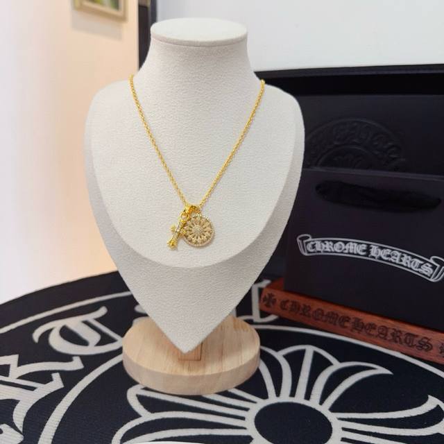 专柜品质 Chrome Hearts克罗心别针十字架项链 ,凹凸造型不同的花纹设计风格 呈现出与众不同 十字架 童军花是克罗心的志 所以更经久不衰 正品打版Ch