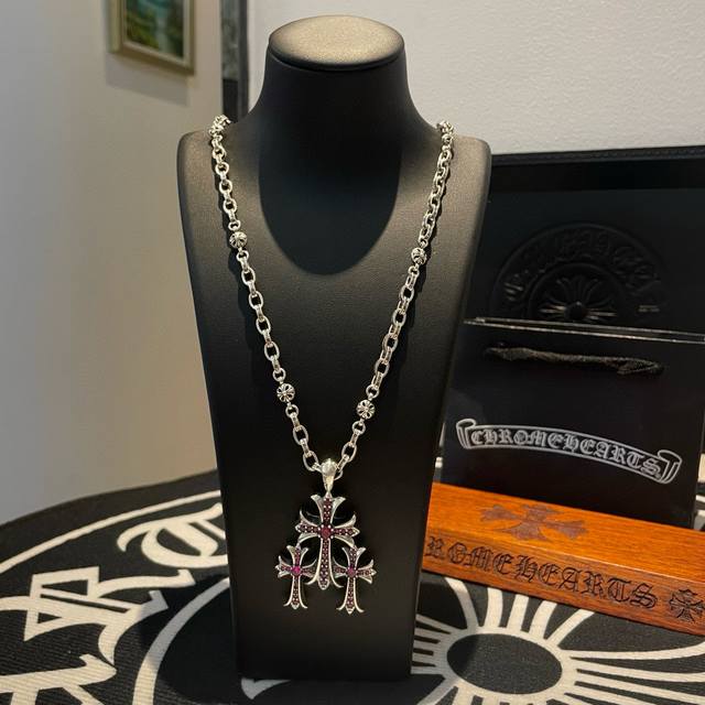 抖音 快手 Ins 小红书 直播热门 ，新款 专柜品质 Chrome Hearts克罗心经典十字花球项链 ，粉钻三十十字架吊坠，凹凸造型不同的花纹设计风格 呈现
