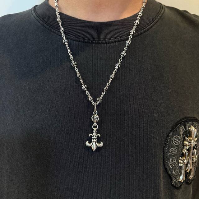 新款 专柜品质 Chrome Hearts克罗心经典白钻十字军项链 童军花吊坠 凹凸造型不同的花纹设计风格 呈现出与众不同 十字架 童军花是克罗心的志 所以更经