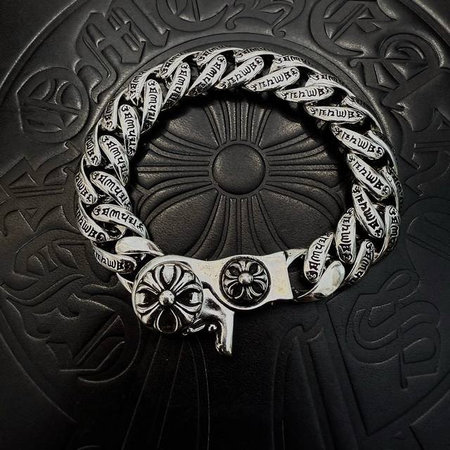 新款 专柜品质 Chrome Hearts克罗心经典复古十字架手链 凹凸造型不同的花纹设计风格 呈现出与众不同 十字架 童军花是克罗心的志 所以更经久不衰 正品