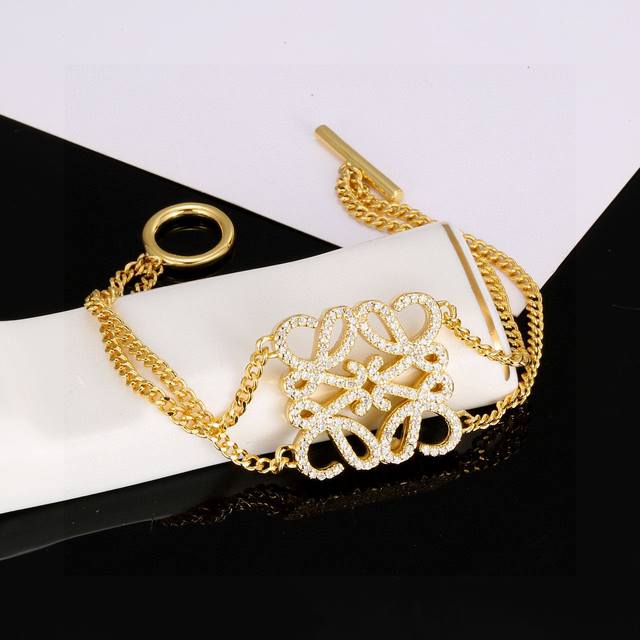 爆款罗意威的设计真的很厉害，非常的艺术！它的Logo就是最美的艺术！ 线条花罗意威手链！细节处理的非常细腻光滑！各种造型服装都是无敌百搭！金色带钻手链