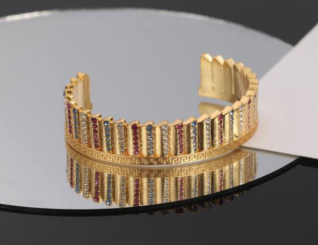 范思哲Versace美杜莎人面浮雕花藤蔓纹金属质感手镯 黄铜材料镀金 手镯