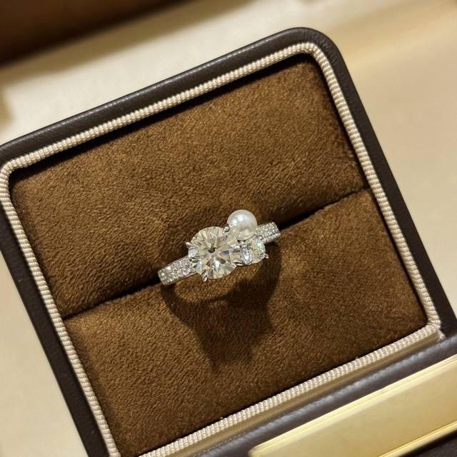 A6836 独立设计师 奢侈 新款 珍珠 大小圆钻 戒指 最爱的仿真钻 精美的珍珠雍容的设计，奢华高贵 高端S925纯银材质 超级赞~ 佩戴极佳 电镀厚金 67