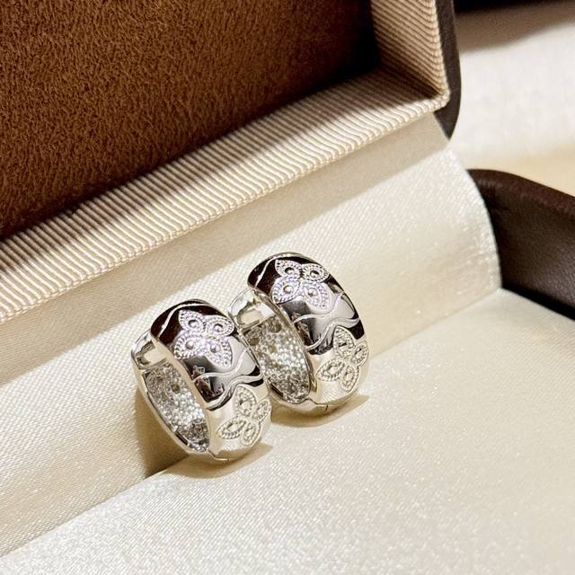 A6859 大牌 新款 四叶草 花朵 耳拍 高端S925材质 华丽设计 这种设计也只有大牌才能体现得淋漓尽致 精致永恒值得你拥有铂金色 电镀厚金 纯银耳环