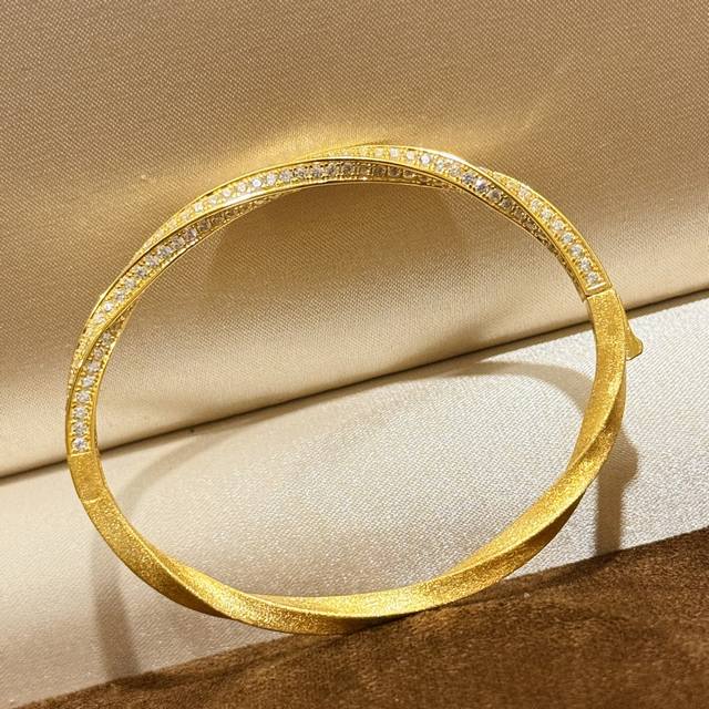 A5723 古法黄金工艺 新款 精美绝伦 满钻 螺纹 拉丝 手镯 精湛的工艺 无死角的惊艳！版型拿捏到位，S925纯银手工微镶，妥妥的真金工艺，不会掉钻！好好爱