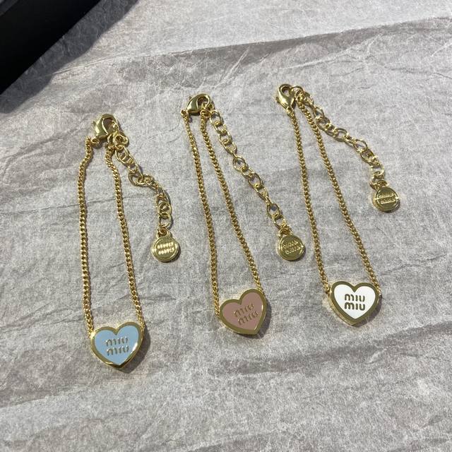 Ms0411 Mu七夕限定爱心字母手链 少女心满满太好看啦！小小的爱心真的很精致！ 简直像把少女心雕刻出来了爱心中间的Logo，优雅中带着法式俏皮，甜而不腻，气
